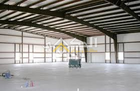 هناجر تخزين كبيرة